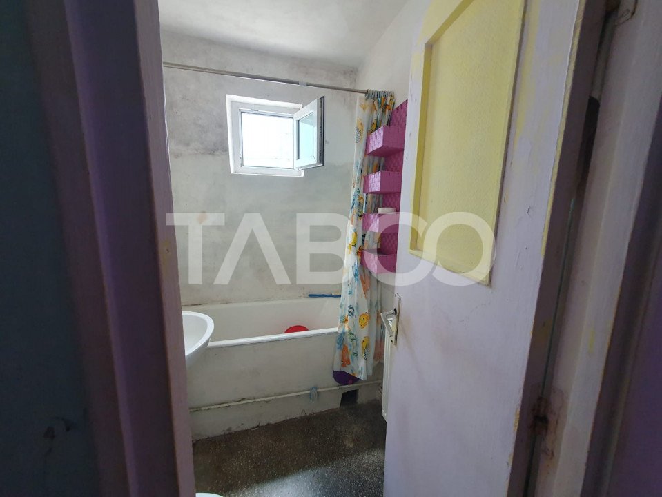 Apartament 3 camere semidecomandat etaj 1 zona Tudor Vladimirescu 