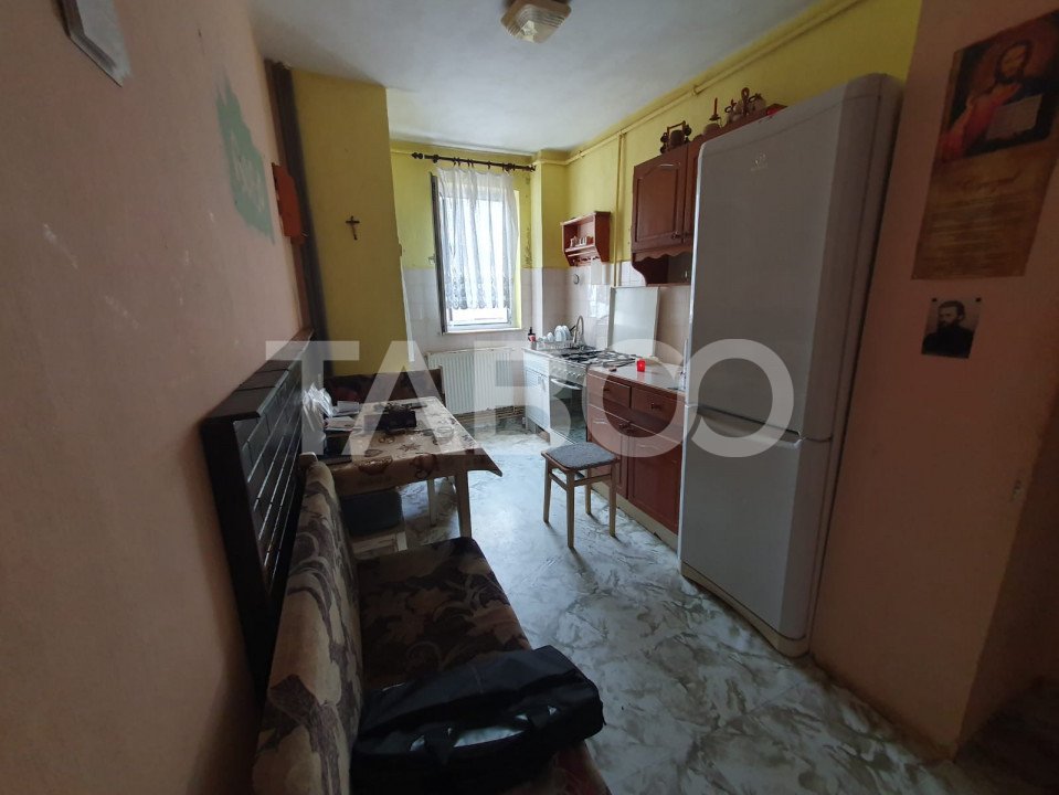 Apartament 3 camere semidecomandat etaj 1 zona Tudor Vladimirescu 