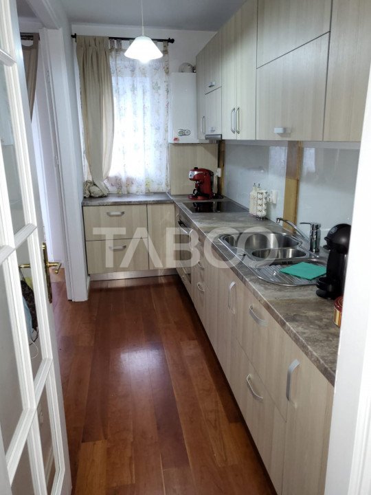 Apartament de inchiriat 3 camere parter balcon loc parcare zona Lupeni