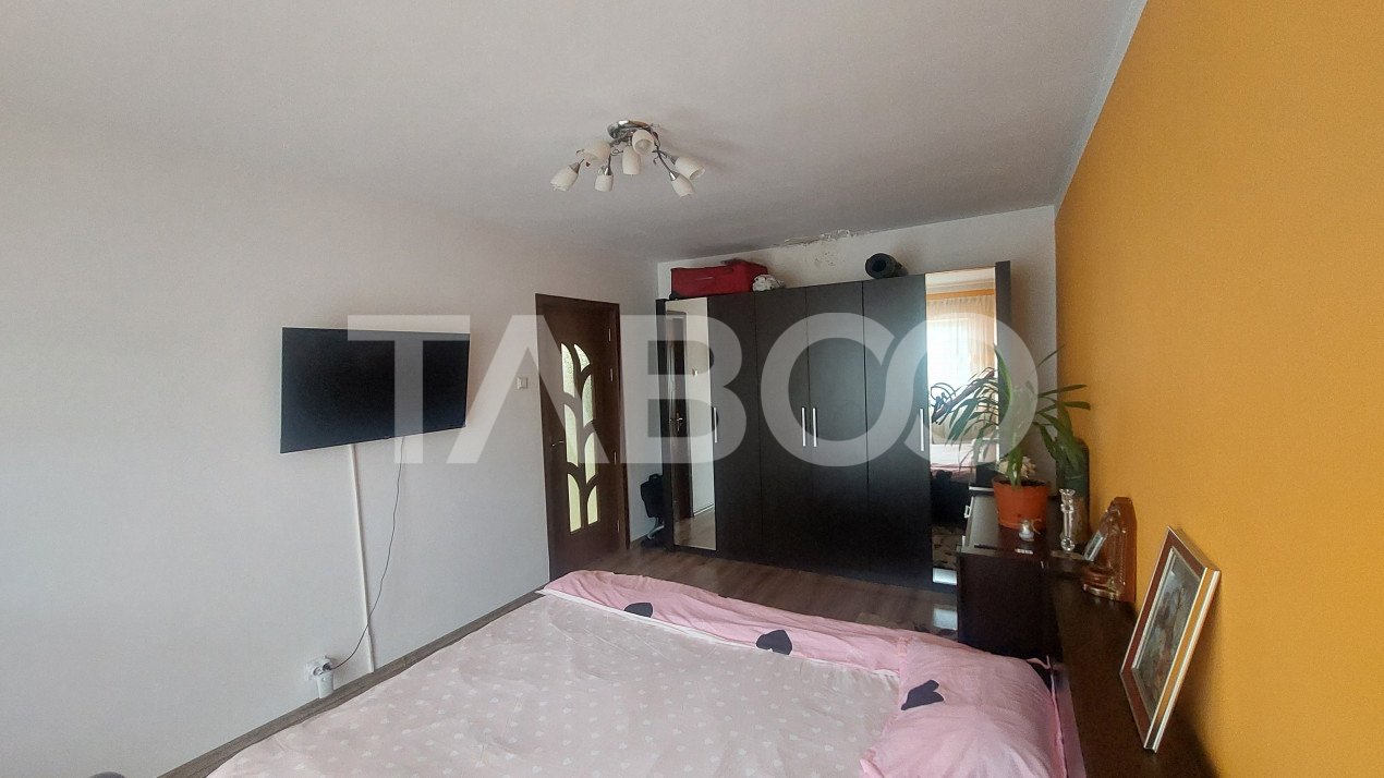 Apartament de vanzare 3 camere balcon si pivnita 60 mp Valea Aurie