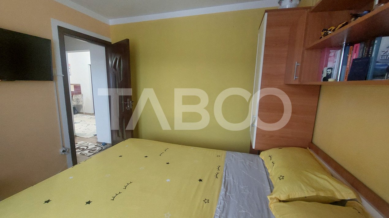 Apartament de vanzare 3 camere balcon si pivnita 60 mp Valea Aurie