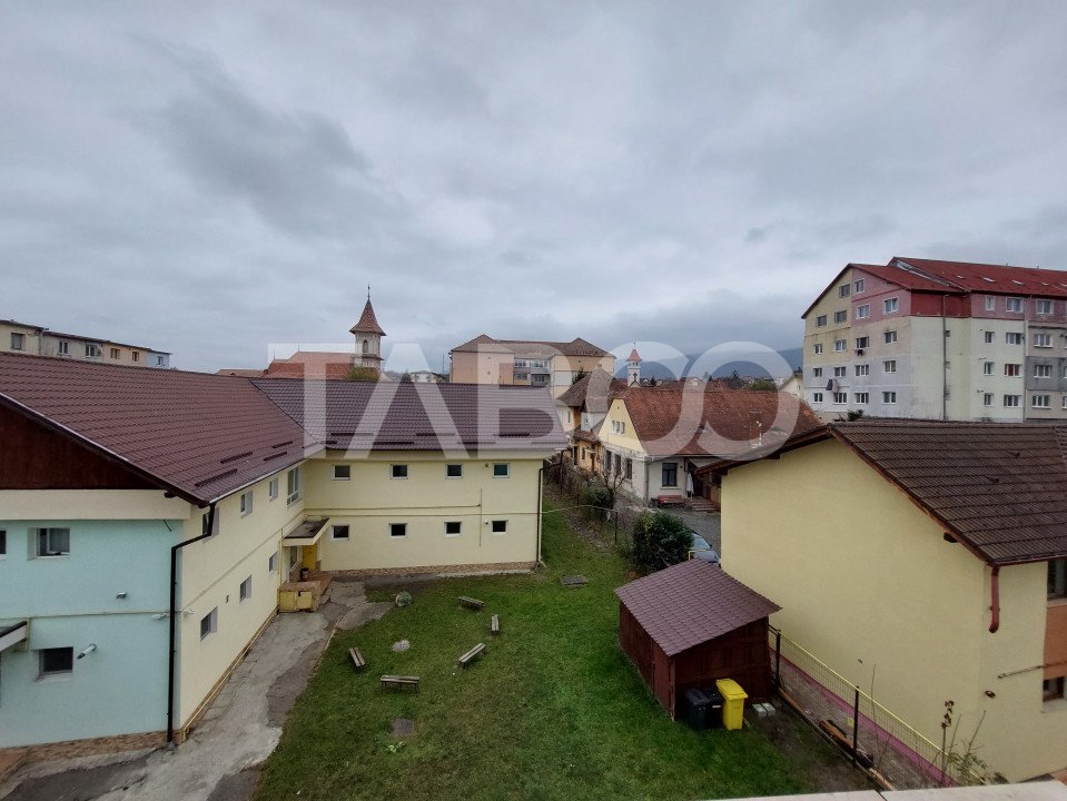 Apartament de vanzare 53 mp 3 camere etaj 3 zona Stejarului Cisnadie