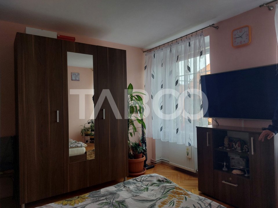 Apartament de vanzare la casa 138 mp 4 camere pivnita garaj Cisnadie