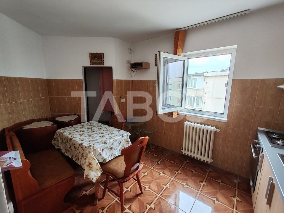 Apartament decomandat 2 camere si 2 balcoane strada 1 Decembrie 1918