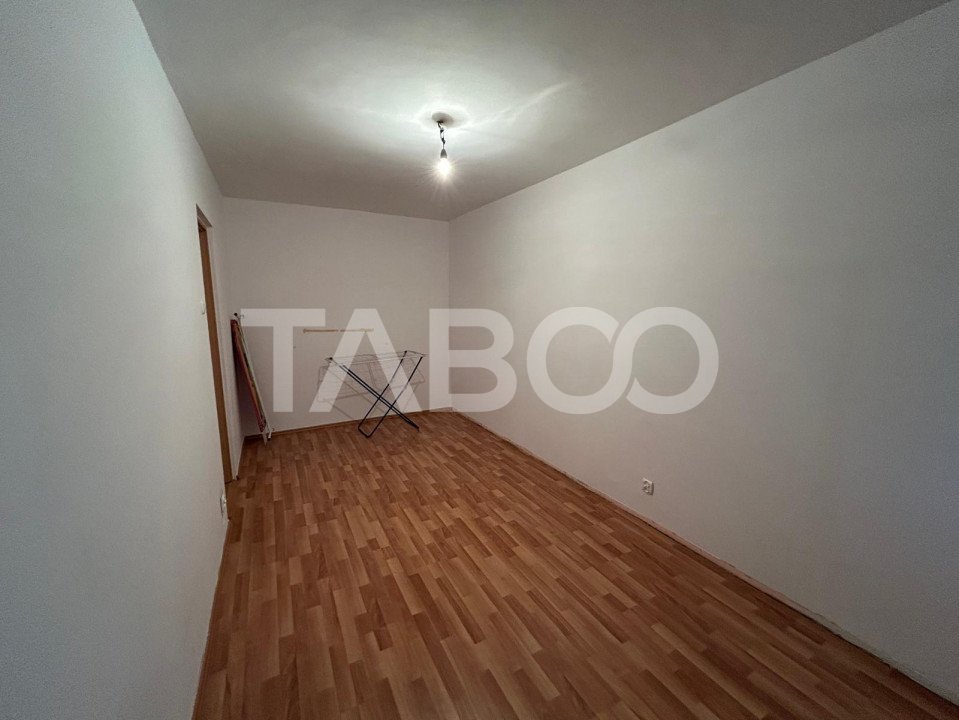 Apartament spatios cu 3 camere si 2 bai in Vasile Aaron