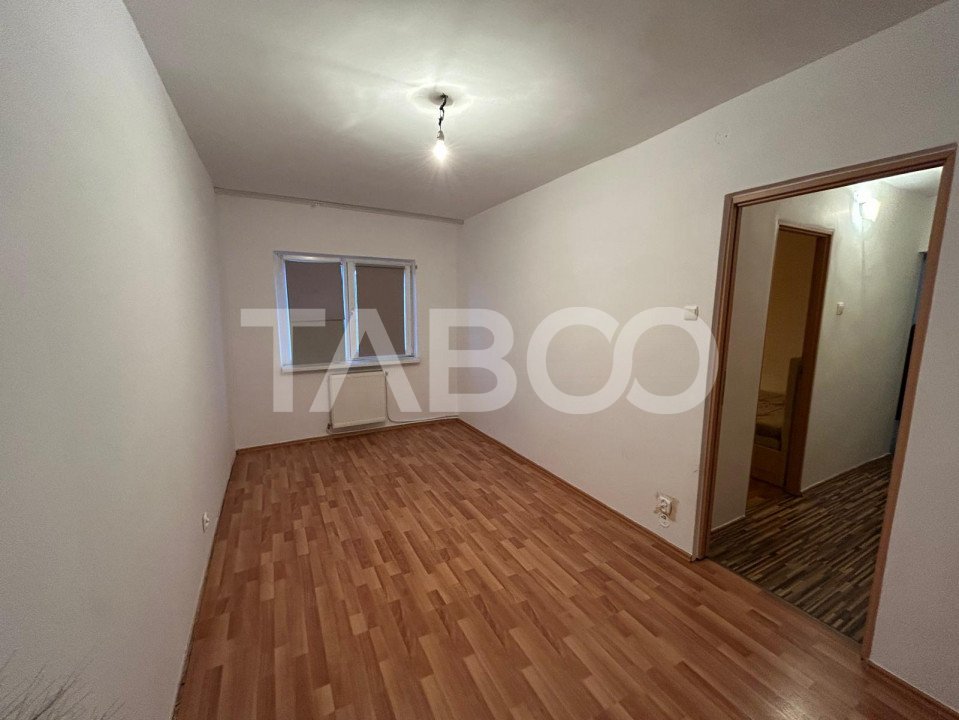 Apartament spatios cu 3 camere si 2 bai in Vasile Aaron